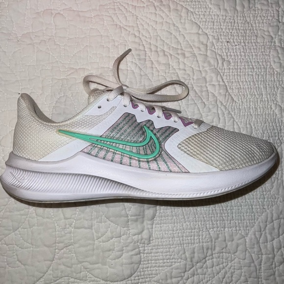 Women’s size 6 Nike running shoes. - Picture 7 of 7